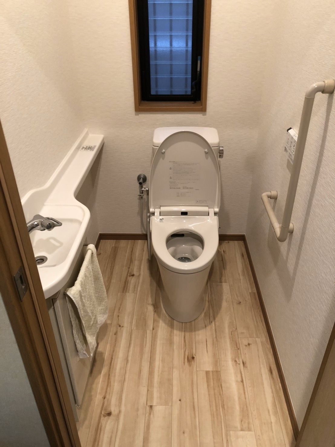 節水節電トイレに交換 壁紙と床も貼り替えて明るい空間に大変身 トイレ キッチン お風呂などのリフォーム ライフテックサービス 姫路市